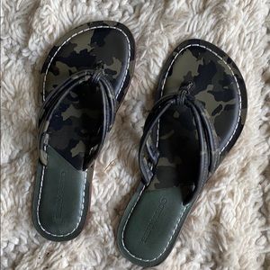Bernardo Camo flip-flops. Size 7 1/2.